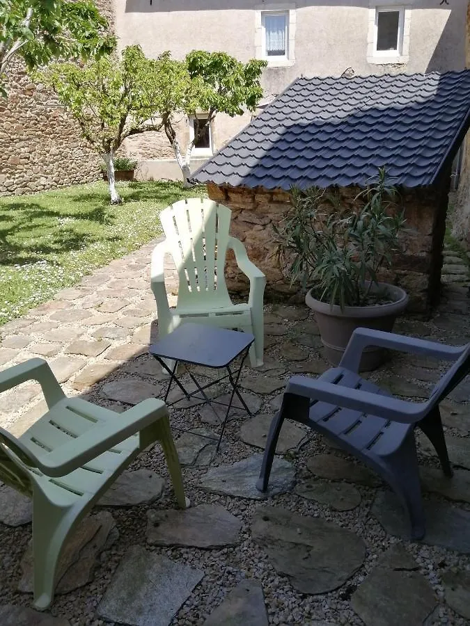 La Maison Des Rosiers Manhac 0*,  France
